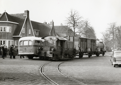 807738 Afbeelding van de aanrijding tussen een goederentrein, getrokken door de locomotor nr. 351 (serie 200/300) van ...